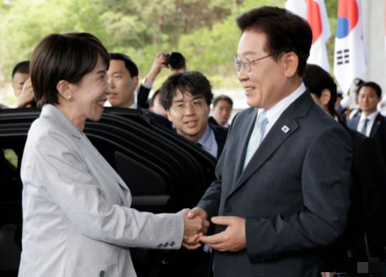 太离谱了！当着全世界记者的面，直接邀请韩国总统李在明去日本泡温泉！这哪是国家首脑