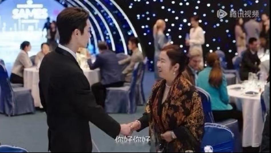 咦，韩廷客串了《许我耀眼》？出现在第25集26分[大笑]许凯自己知道吗？[大笑]