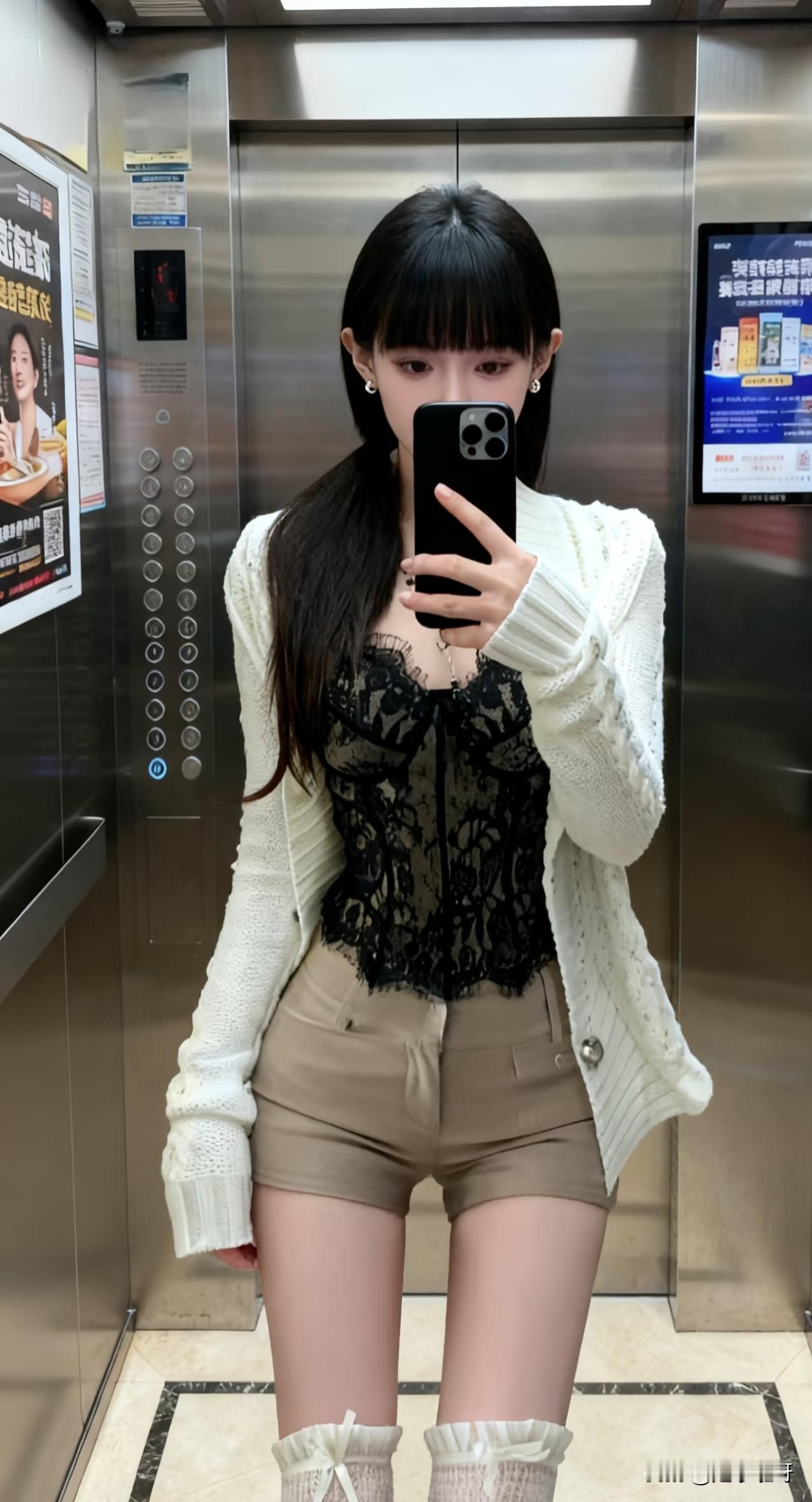 白毛衣的温柔碰撞黑内搭的酷感，甜酷平衡感拿捏！宽松毛衣慵懒随性，黑色内搭收紧视觉