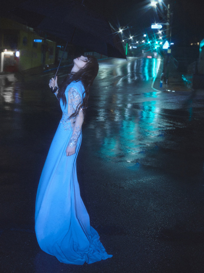 田曦薇蓝色妖姬田曦薇夜雨蓝裙大片田曦薇蓝色妖姬，田曦薇夜雨蓝裙大片，小田再次