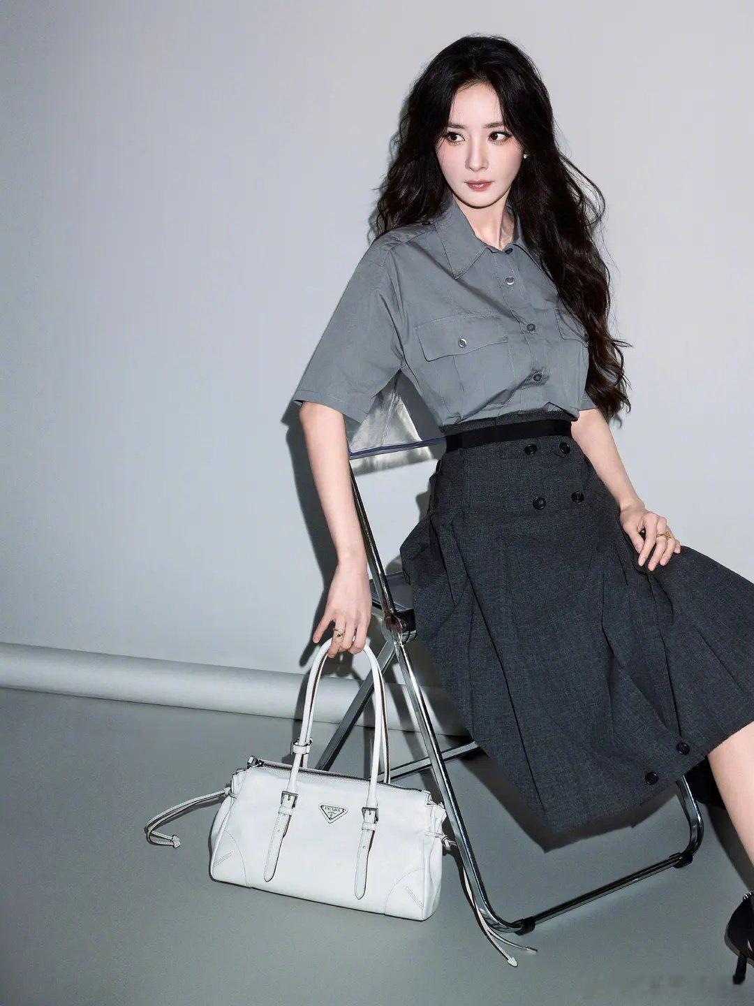 杨幂prada最新物料，姐系高智感，太美了