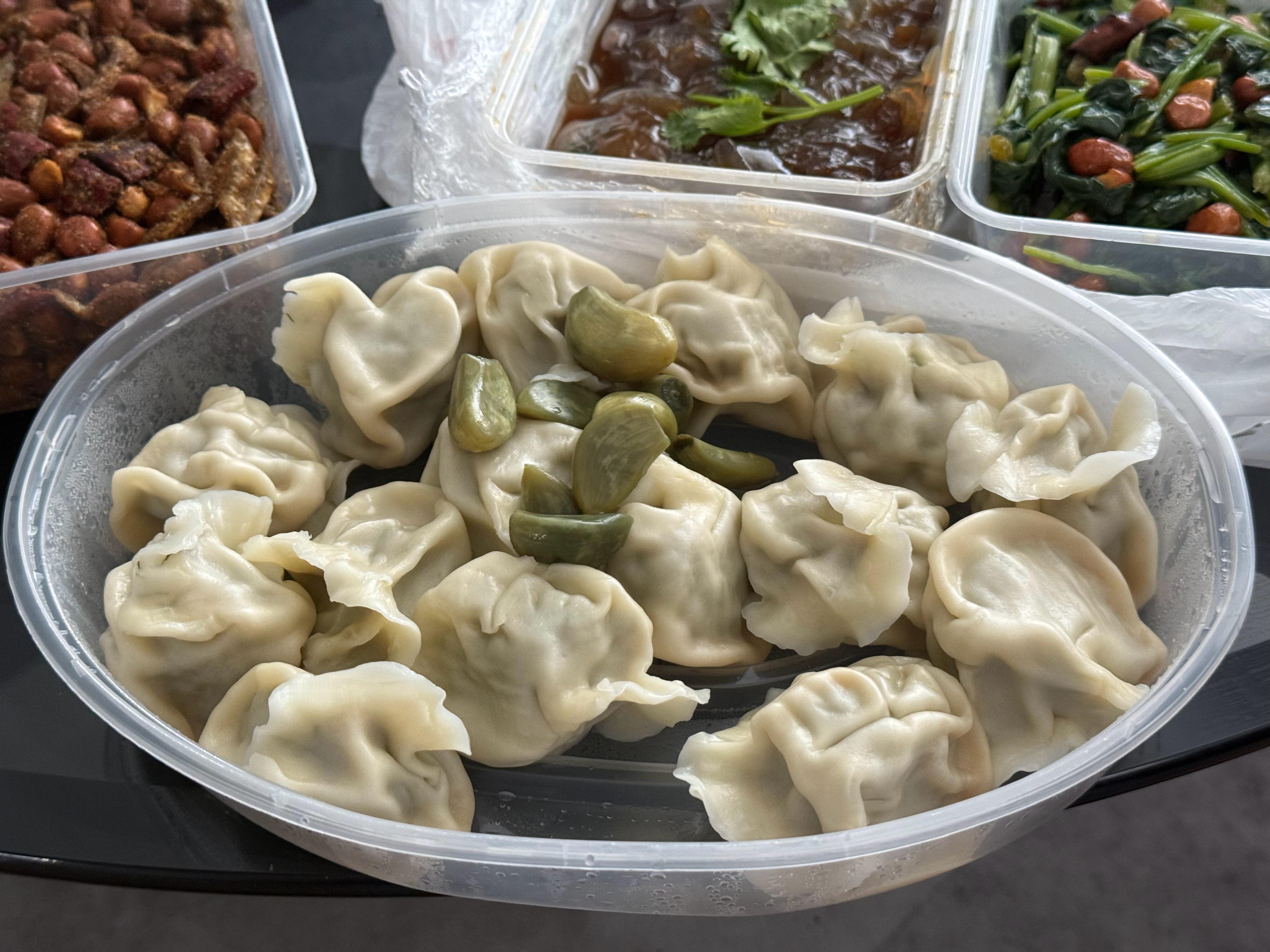 今天大吃了一顿饺子，太香了[哭哭]香迷糊了[哭哭]我最喜欢吃茴香馅儿的饺子，这次