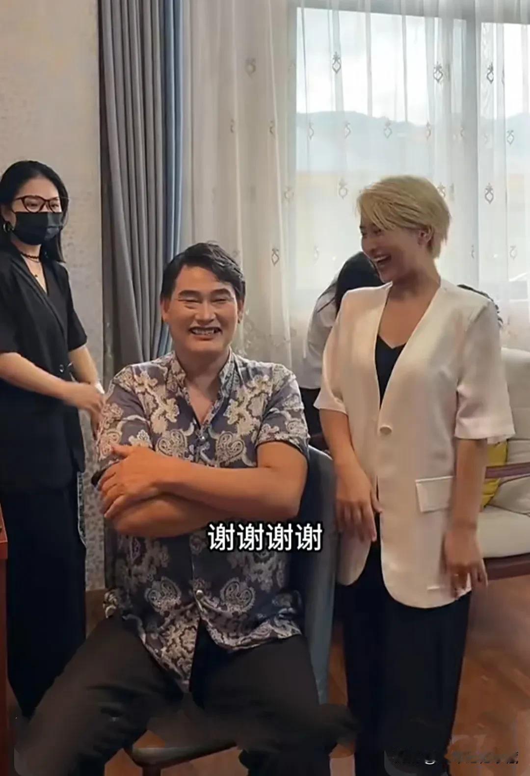 大衣哥朱之文来到贵州桐梓，美女化妆师亲自为大衣哥朱之文化妆，大衣哥朱之文高兴的飙
