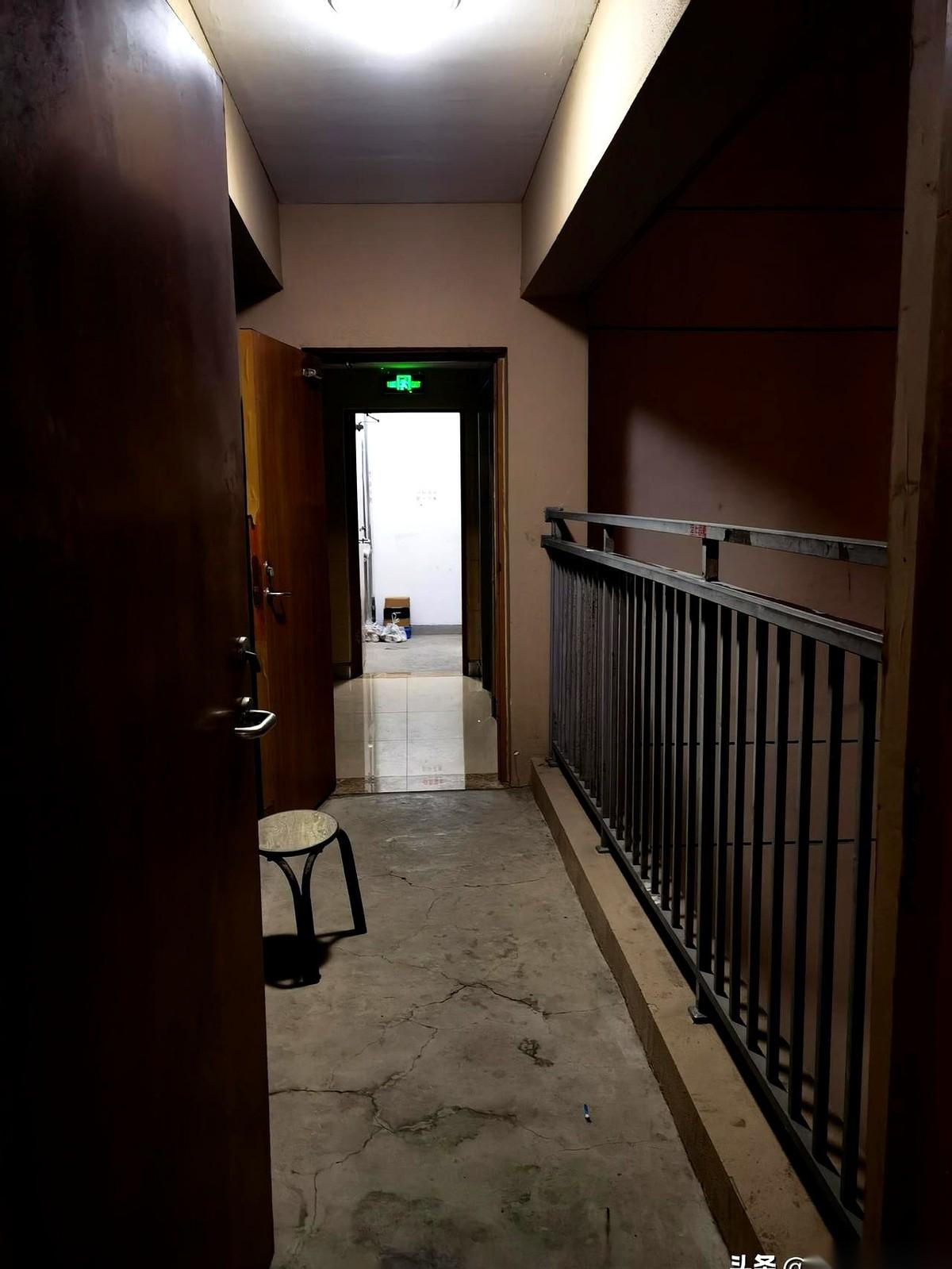 我今天才活明白，我们家那条又长又占公摊的连廊，根本就不是什么空中花园。那是开发