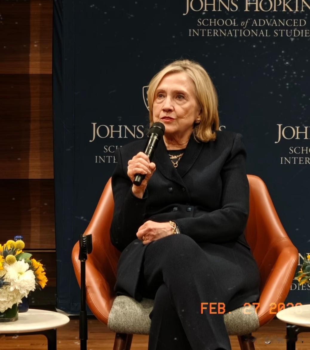 希拉里:我对此一无所知！2月26日上午，美国前总统夫人希拉里·克林顿，正式就爱泼