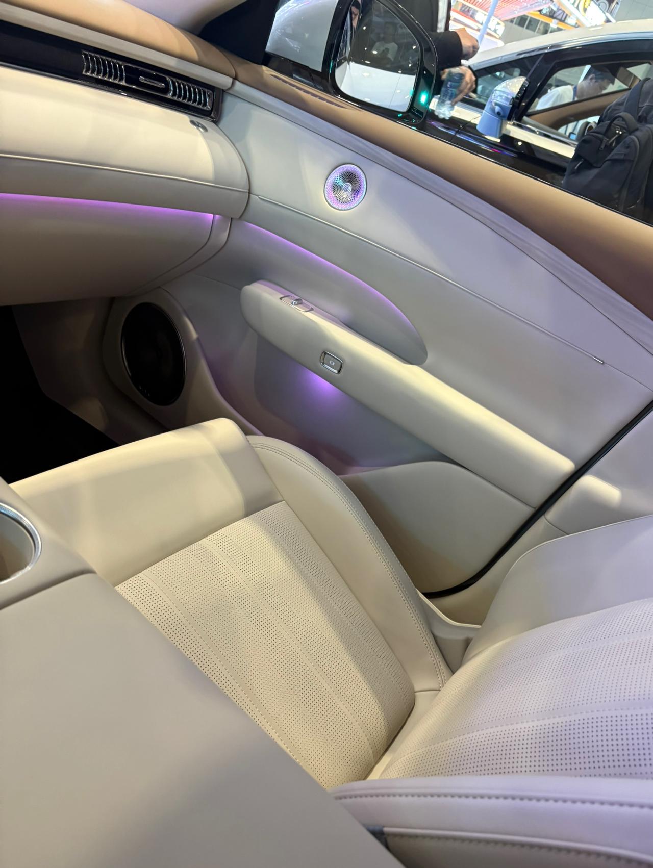 为什么说汽车以后越来越不好卖了呢？主要看看现在小区，工厂周边，街边都停满了车，