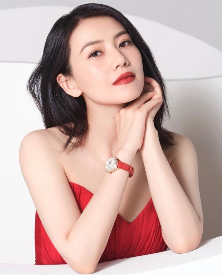 主持人问高圆圆:“你的朋友多不多？”高圆圆说:“我是一个生活中几乎没有什么社交的