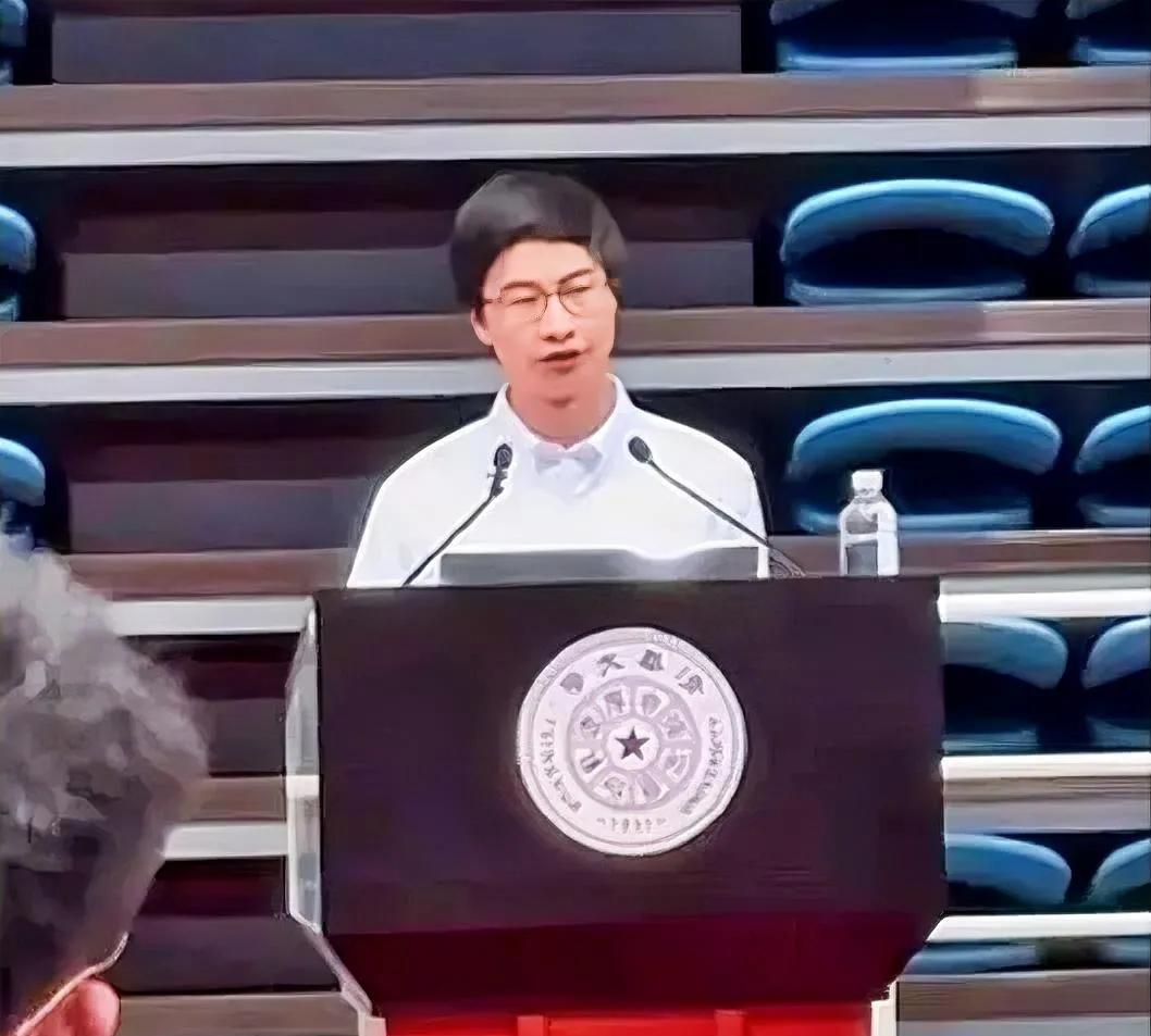 总感觉庞众望不太对劲，他都站在主持台上了，内心犯嘀咕，手拿演讲稿，说话不连贯