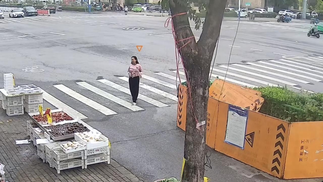 安徽淮北，6月23日一网友爆料，一名女子来到他的水果店，先是去店内拿了塑料袋，之