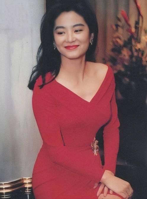 1994年，40岁的林青霞下嫁富豪邢李㷧，她相中了香奈儿1993年春夏高定的这款