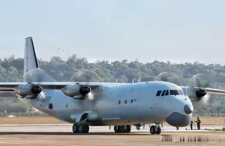 中国国防部发文称，在12月3日下午，东部战区1架运-8反潜机在东海执行例行巡逻任