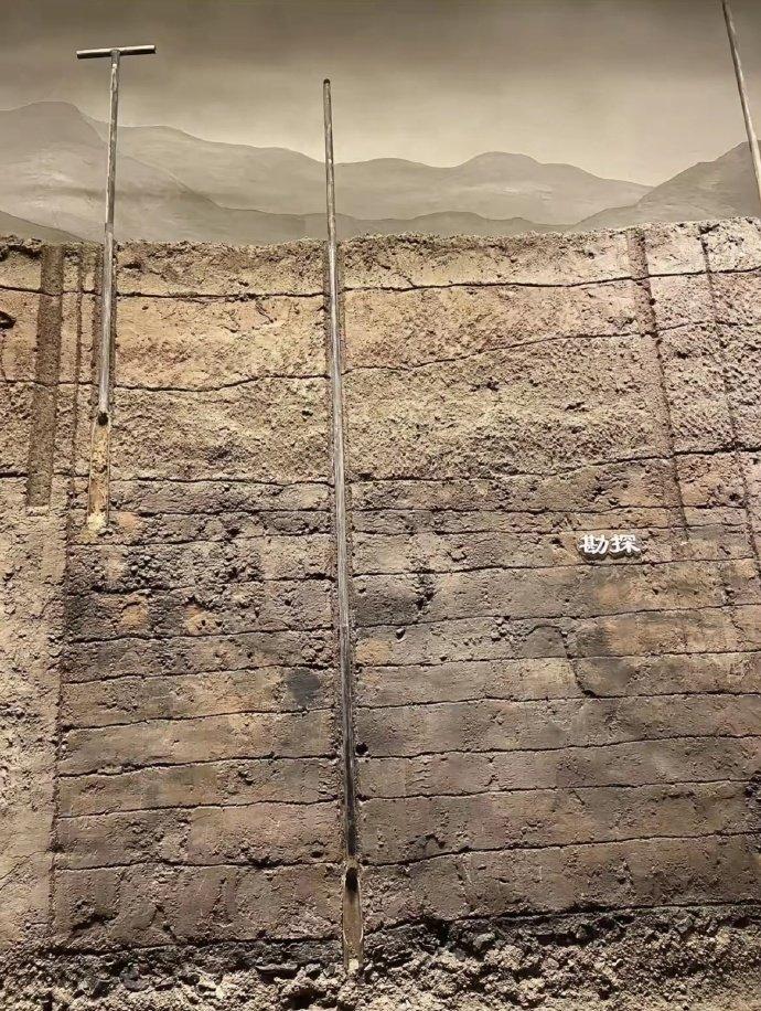 原来洛阳铲长这样啊！我还以为是那种带轮子、能跑的高科技铲子，结果就是几根插在