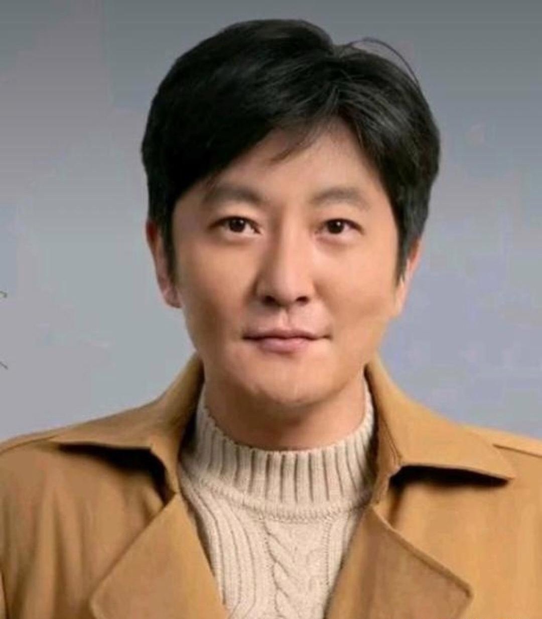 杀青宴上，郭京飞突然喊：“片酬高的结账!”全场瞬间安静，目光都投向姚安娜。她刚要掏手机，郭京飞摆摆手