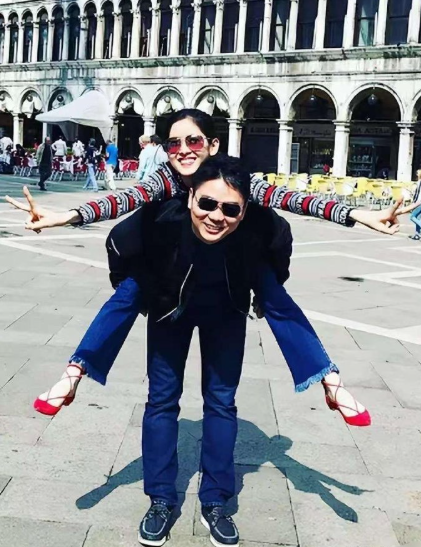 这会的刘强东三十八岁，章泽天十八岁，刚认识不久​​​