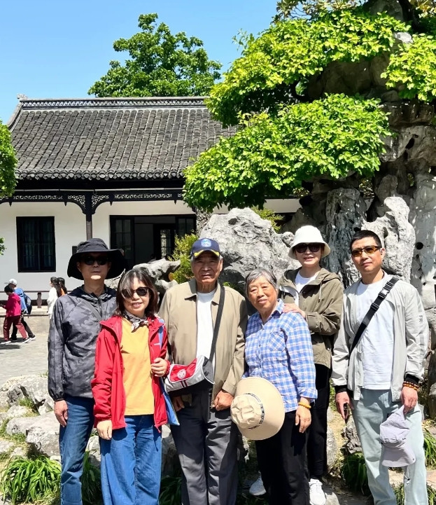 五一假期跟女儿女婿出去玩，我算是看明白了，女儿真会省心，就像个废物。好姑爷