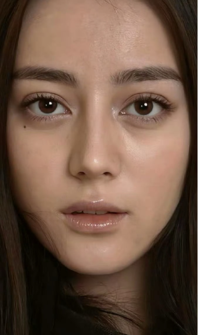 杨紫早期素颜，清新自然，灵动俏皮；迪丽热巴未施粉黛时，五官精致，气质出众。二人各