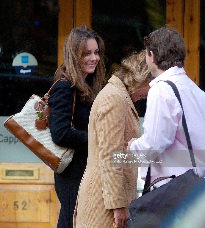 2006年11月10日，凯特.米德尔顿与妈妈卡罗尔.米德尔顿在伦敦逛街！母女俩