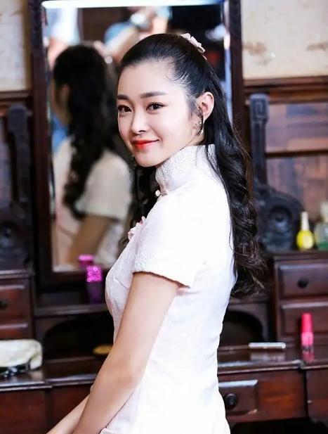 宋轶在拍摄《伪装者》的时候，一场戏拍了十几遍都过不去，导演气得大骂：能不能拍？不