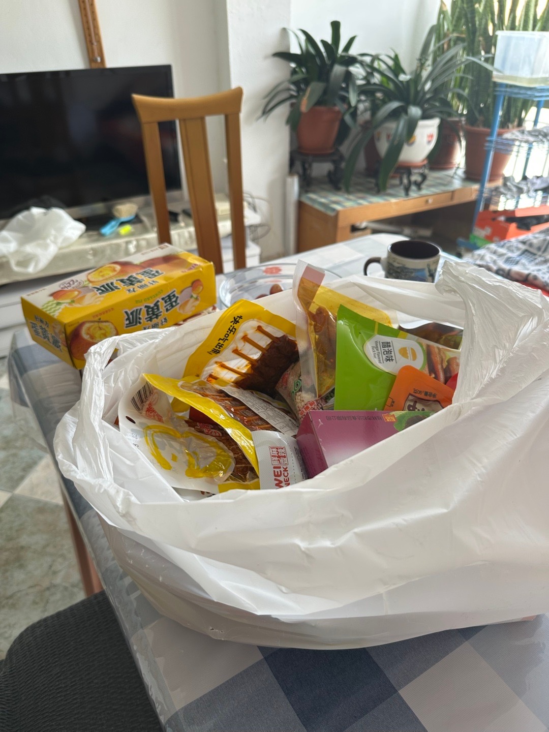 起床迎接我的又是一大包零食​​​