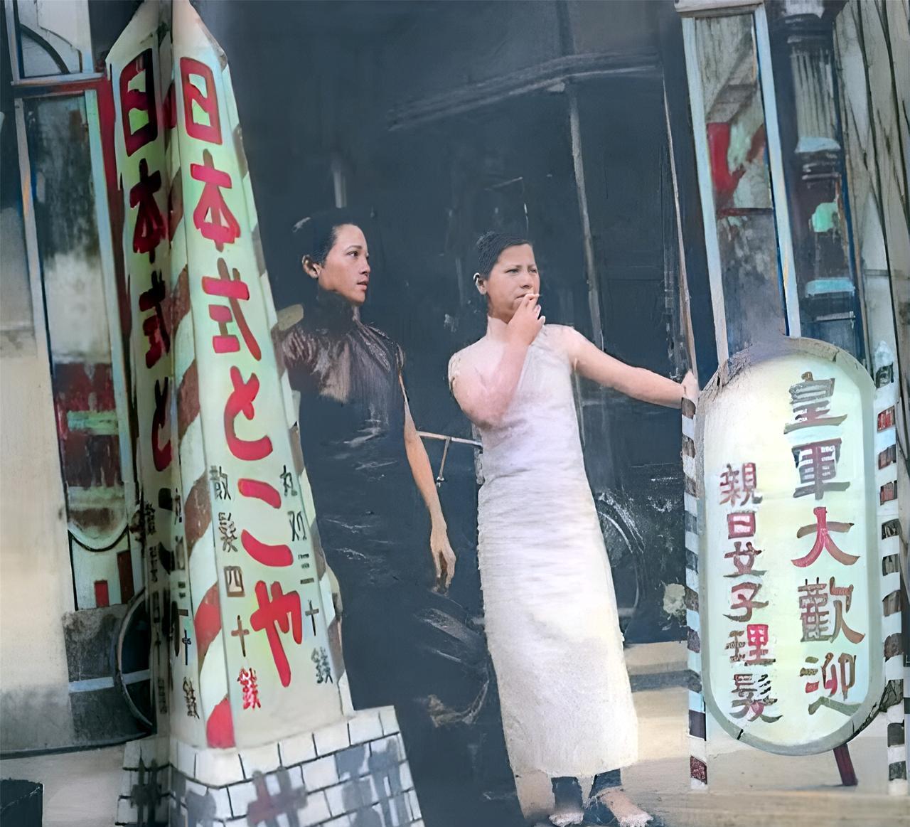 抗战时期，日军攻占上海后，上海的一家理发店迅速打出了亲日的招牌。理发店里的两名身