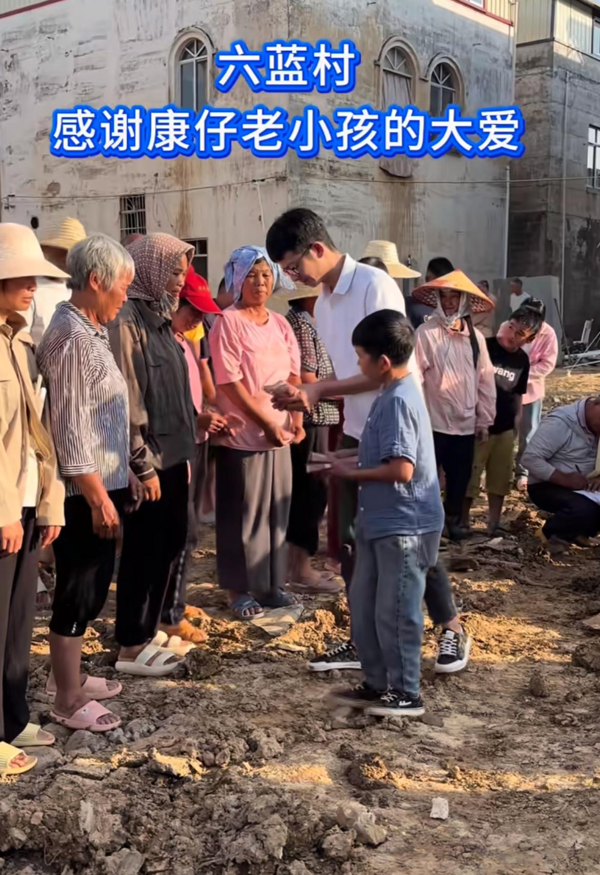网红“康仔农人”太让人佩服了，拿着现金直接发给受灾民众关键是细节做的非常到位，