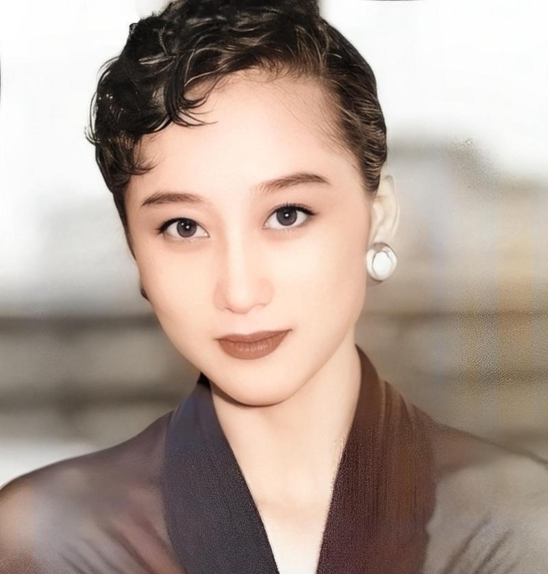 她，有着比天仙还美的容颜，面对王思聪的追求不为所动，毅然拒绝霍启山，还坚持“0恋