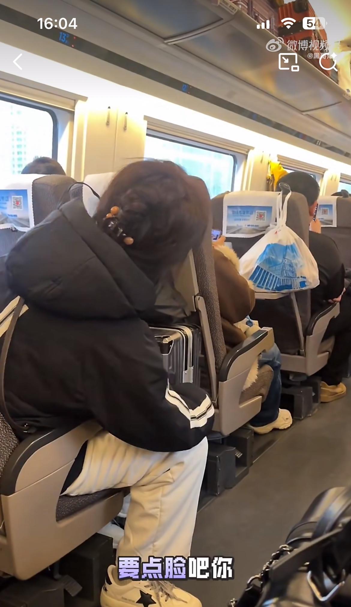 高铁上的奇葩一幕，小仙女放了个硕大的箱子在座椅后背，前面的女孩后靠座椅受阻，没想