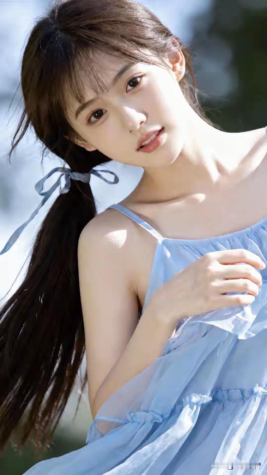 眸光里盛着的光，是让季节沉溺的晴朗