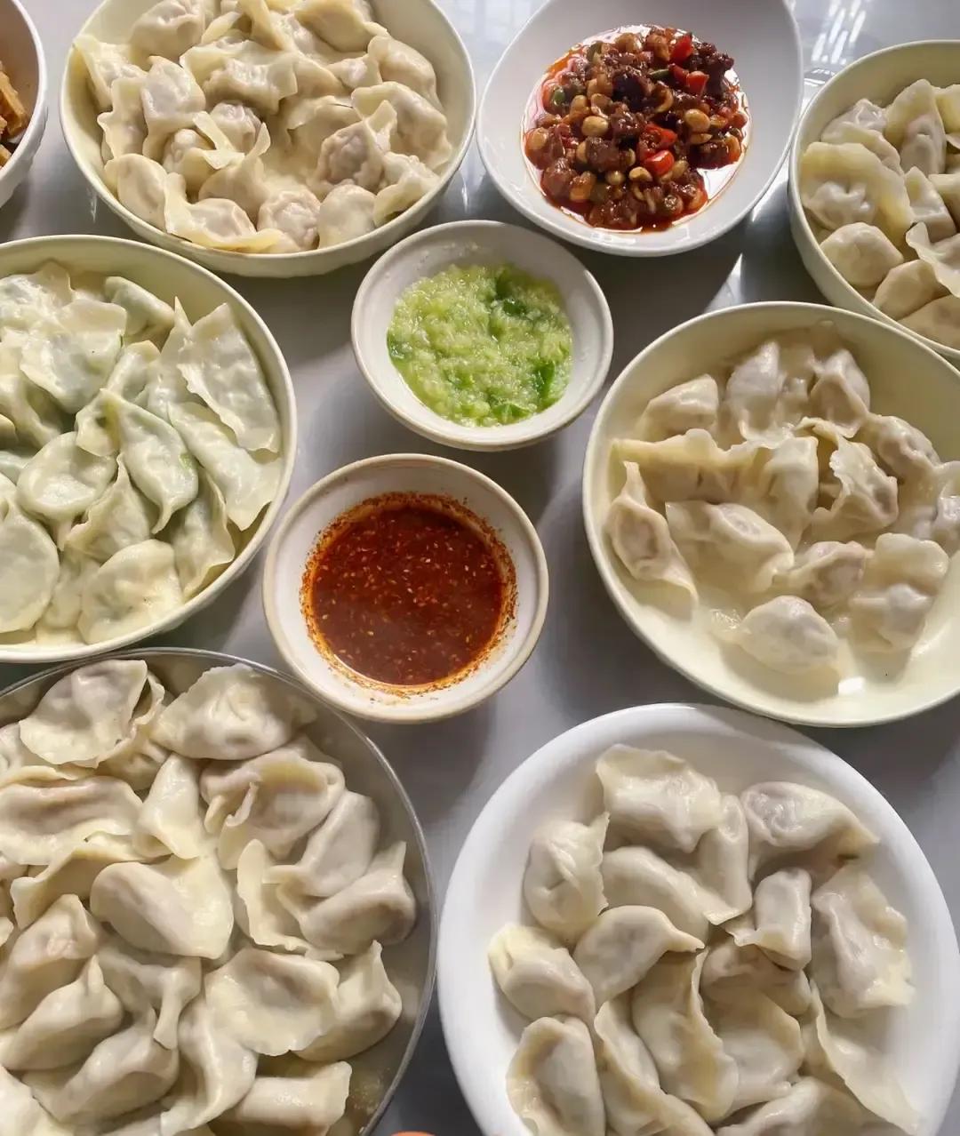 昨天拎着水果去姑姑家，想着蹭顿热乎饭，结果上桌就一盘水饺，连碟醋都没多倒。我愣