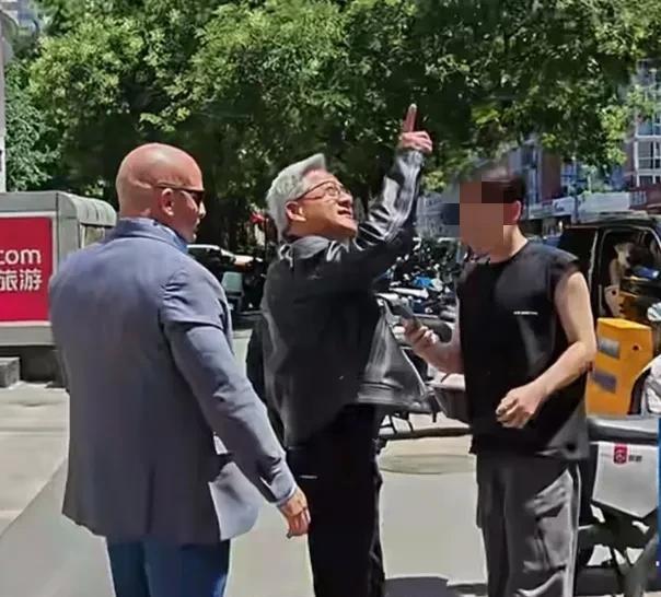 高温天气这大佬黄仁勋穿皮衣上街，真的不热吗？跟在他身边的光头男老外也是一身西装打