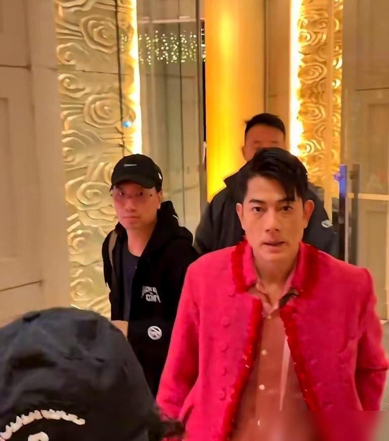 57岁王菲，第六次上春晚，酬劳5000元。这点钱，不够她买一个演唱会耳环，却