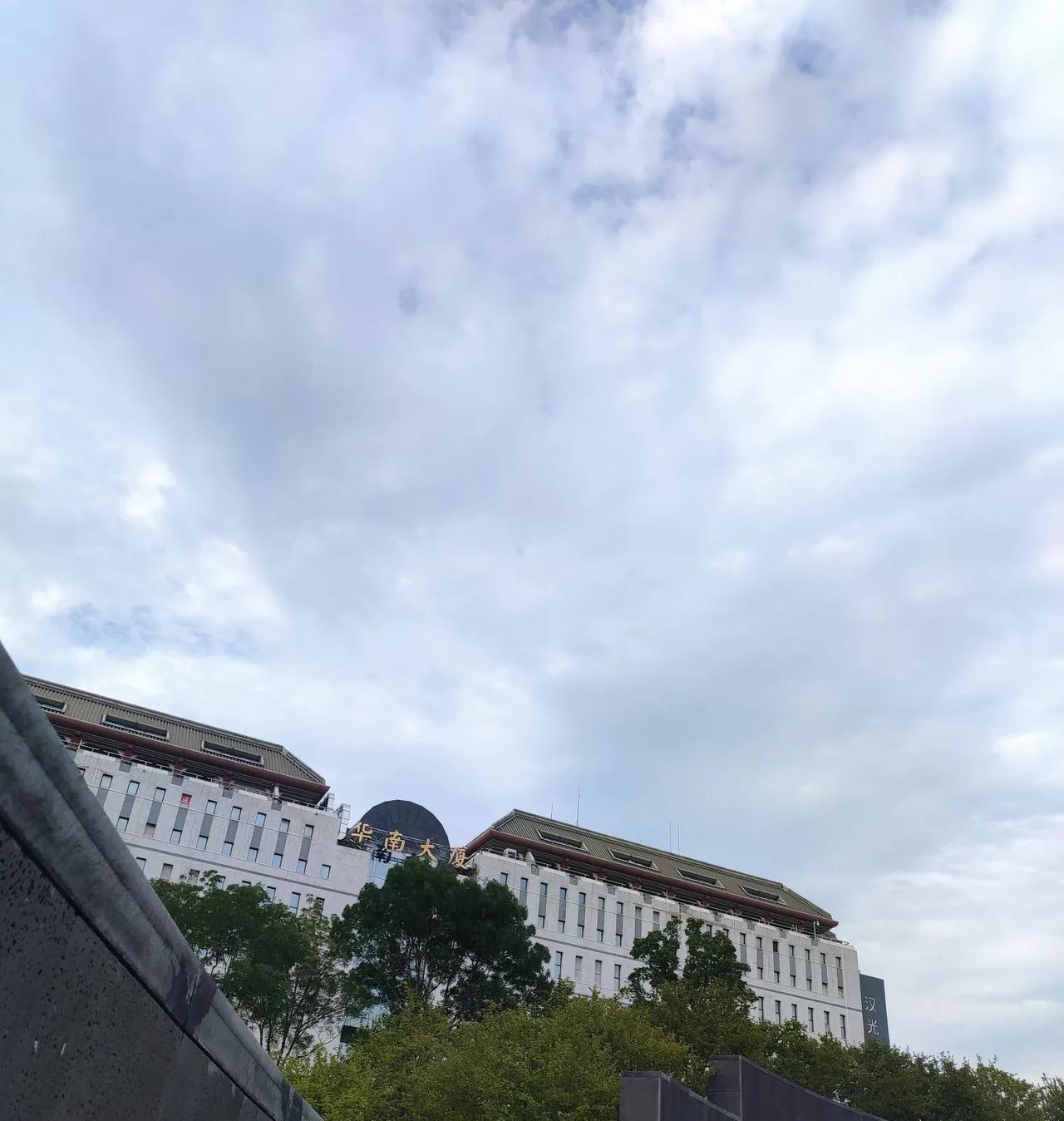 北京云量增多，密云进入了早秋！这几天温度都在30℃以上，早晚凉快，白天依旧高温