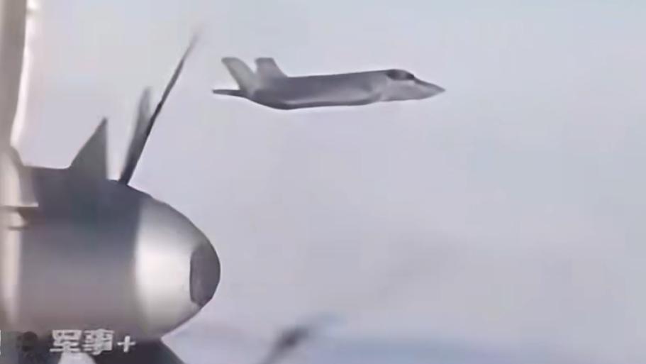 俄罗斯国防部的消息，俄罗斯两架图95战略轰炸机。在苏35c和苏30c战斗机护航下