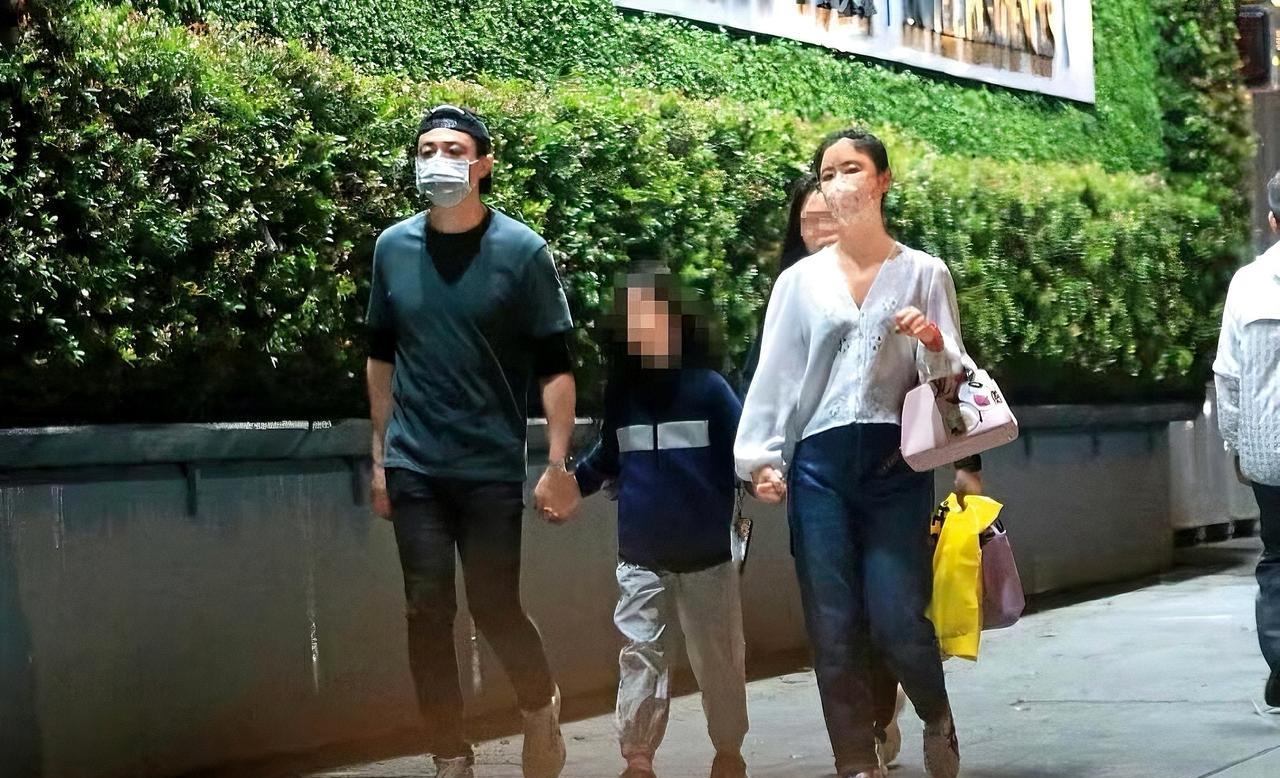 偶遇林心如霍建华带女儿外出吃冰淇淋，两人都是寻常打扮，服饰也非常日常。小海豚一手