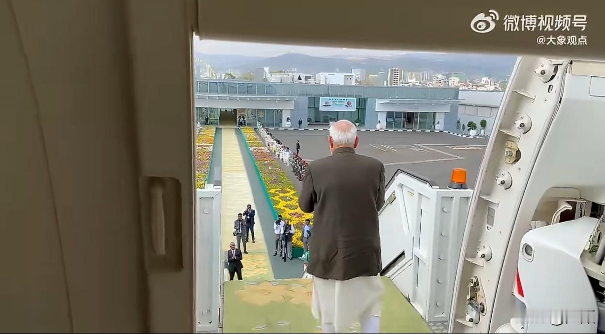 莫迪时隔15年到访非盟总部所在地埃塞俄比亚，埃塞总理亲自接机、驾车的高规格礼遇，