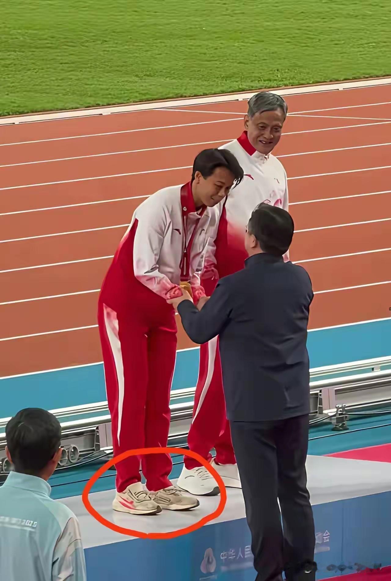 全运会最让人心酸的一张照片，刘景杨作为冠军在领奖的时候，旁边站着的是她的兼职教练
