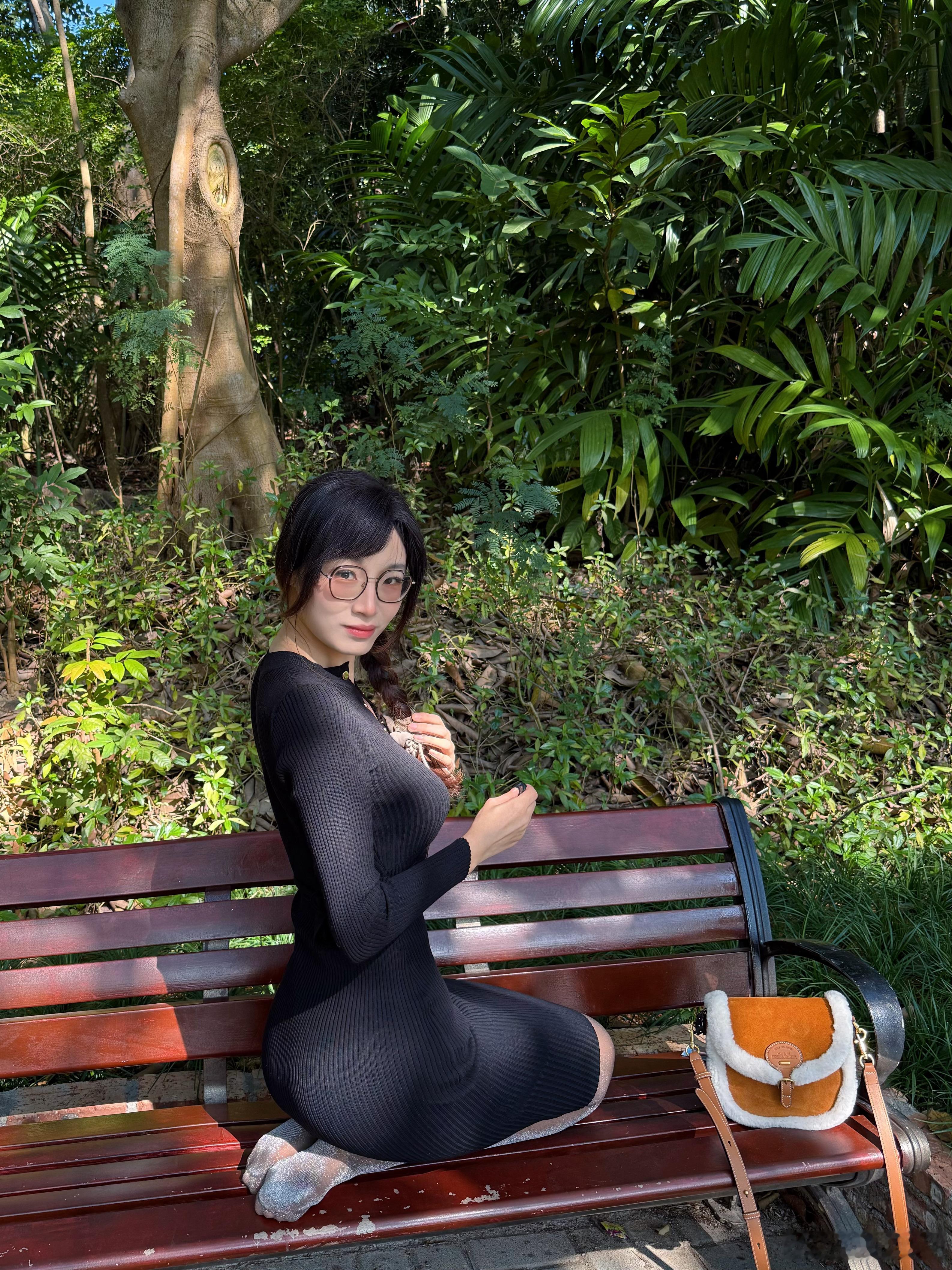 今天假睫毛贴错了，显得眼睛很细长，下次不能这样搞这套哪一张啊