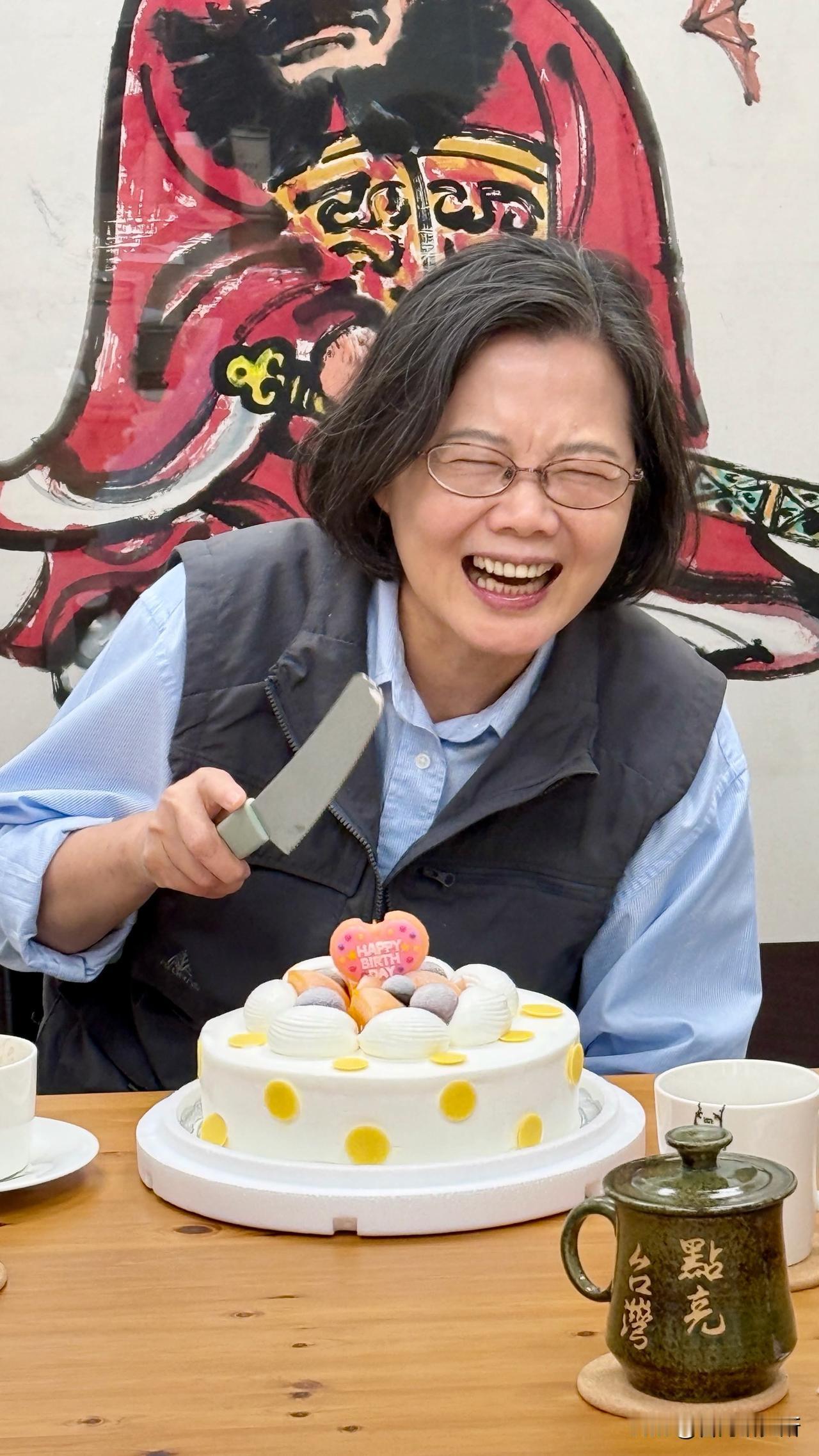 蔡英文开心的不得了今天是台湾两位女强人的生日她们是蔡英文和卢秀燕蔡英文