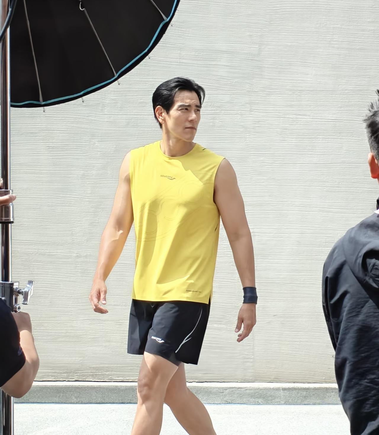 44岁彭于晏在上海街头拍广告被偶遇，他现实中真人太帅了，身材超好，胸肌大腰细，个