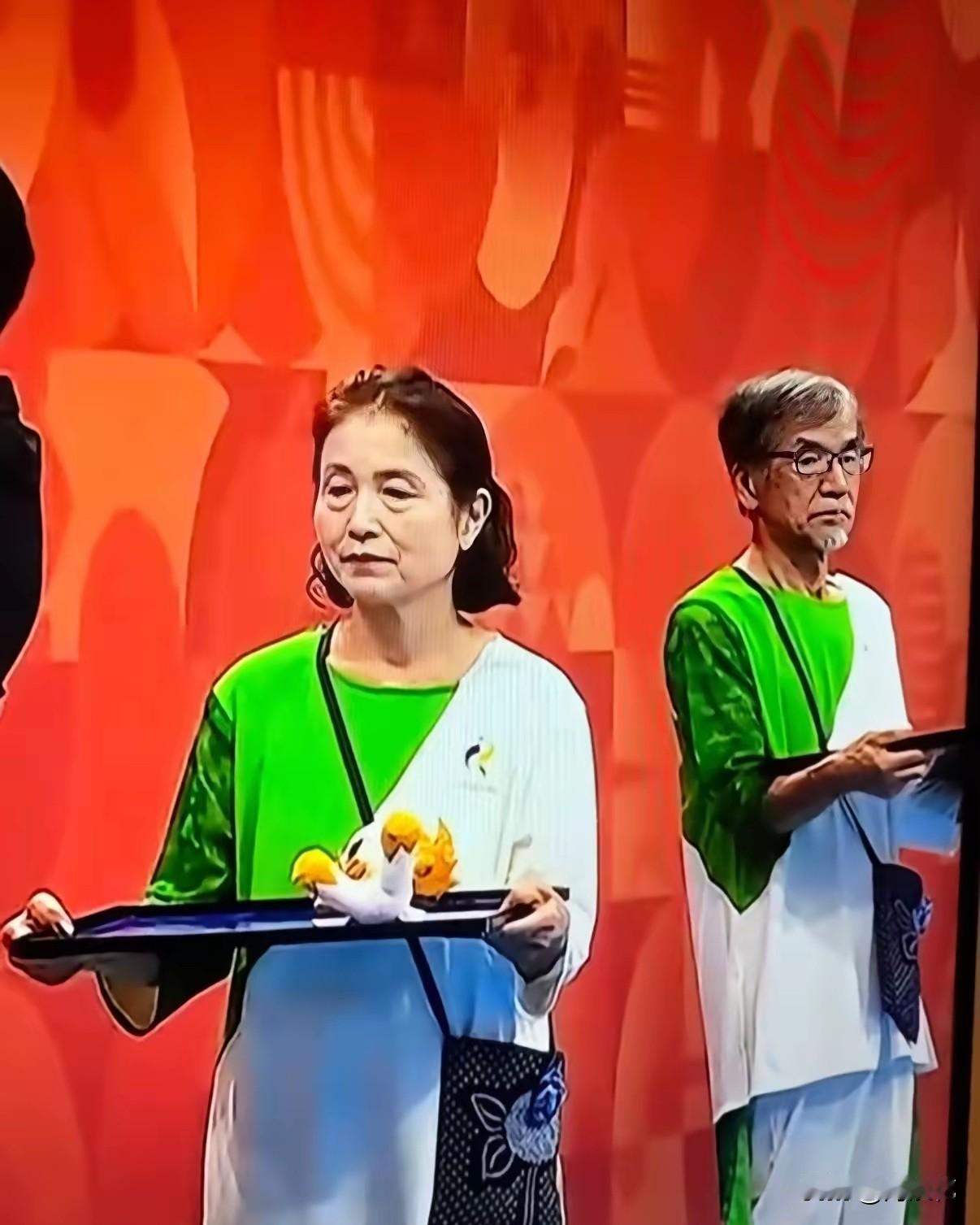 这老龄化也太严重了吧？这么重大的颁奖典礼，全世界的人都在看着呢，竟然用的白发苍苍