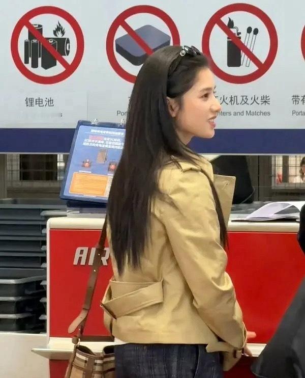 张婧仪的侧颜还是不错的，背影太虐了