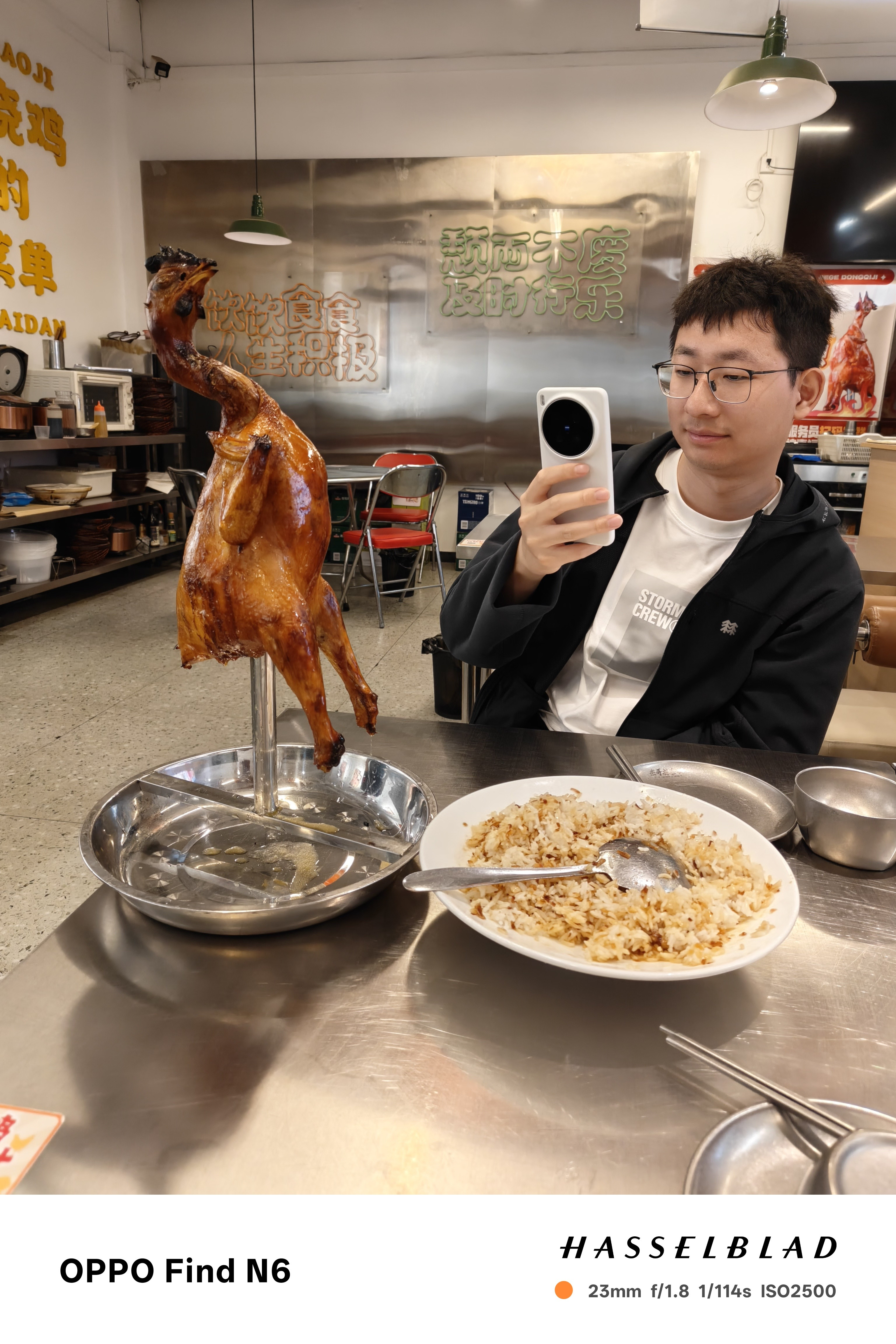 晚上和6子来吃烧鸡，FindN6这个食物拍摄和人像拍摄效果怎么样？！