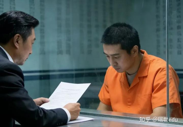 往同事油箱注水2升，被开除后索赔15万，法院驳回结论先行：判得没问题。无固定期