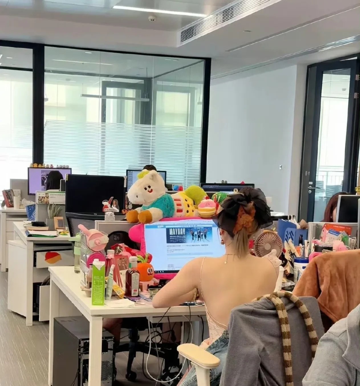 穿睡衣来上班的女同事，果然自己不尴尬尴尬的都是别人