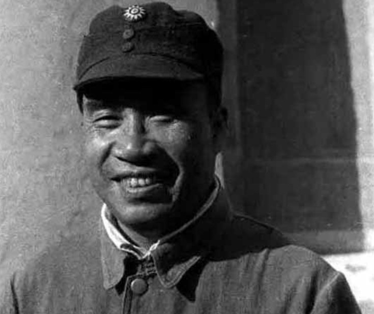 1938年4月，朱老总在山西武乡县一带抗战，因为腿受了伤，平时就拄着一根手杖。