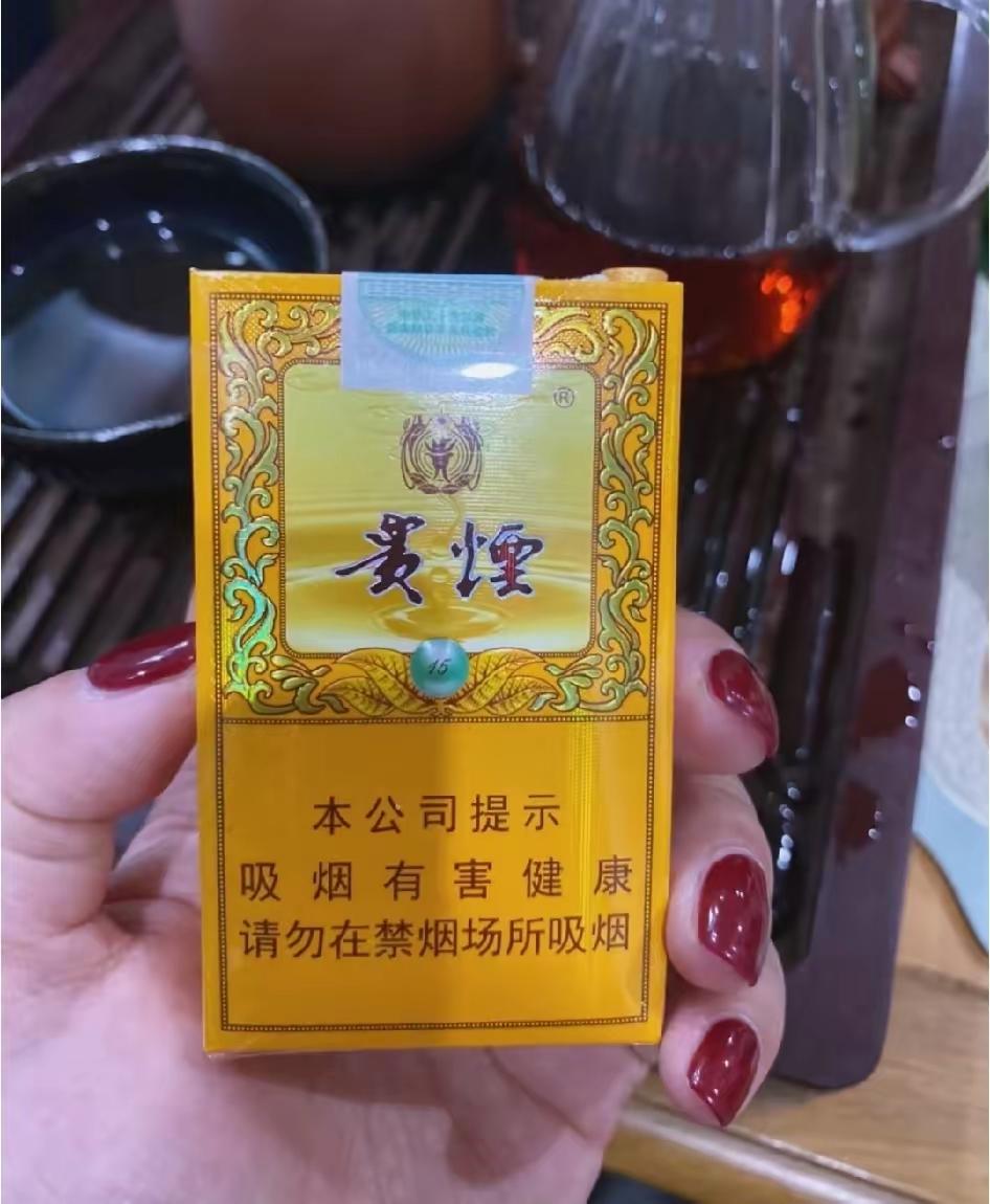 小区楼下麻将馆最近常来一位少妇，老公去西安打工只剩她一人在家。她每次打完麻将