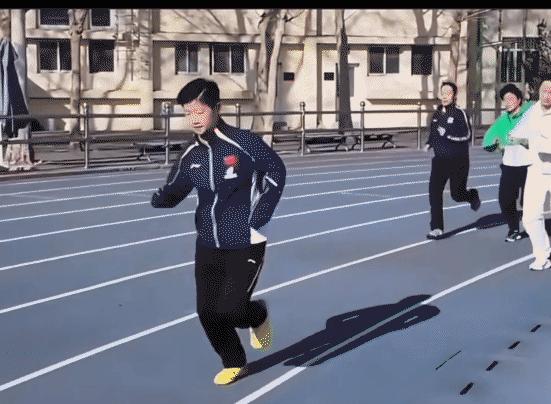 别再只盯着王曼昱手上的技术了。你看到的是赛场上她电光石火般的拧拉，你看不到的是