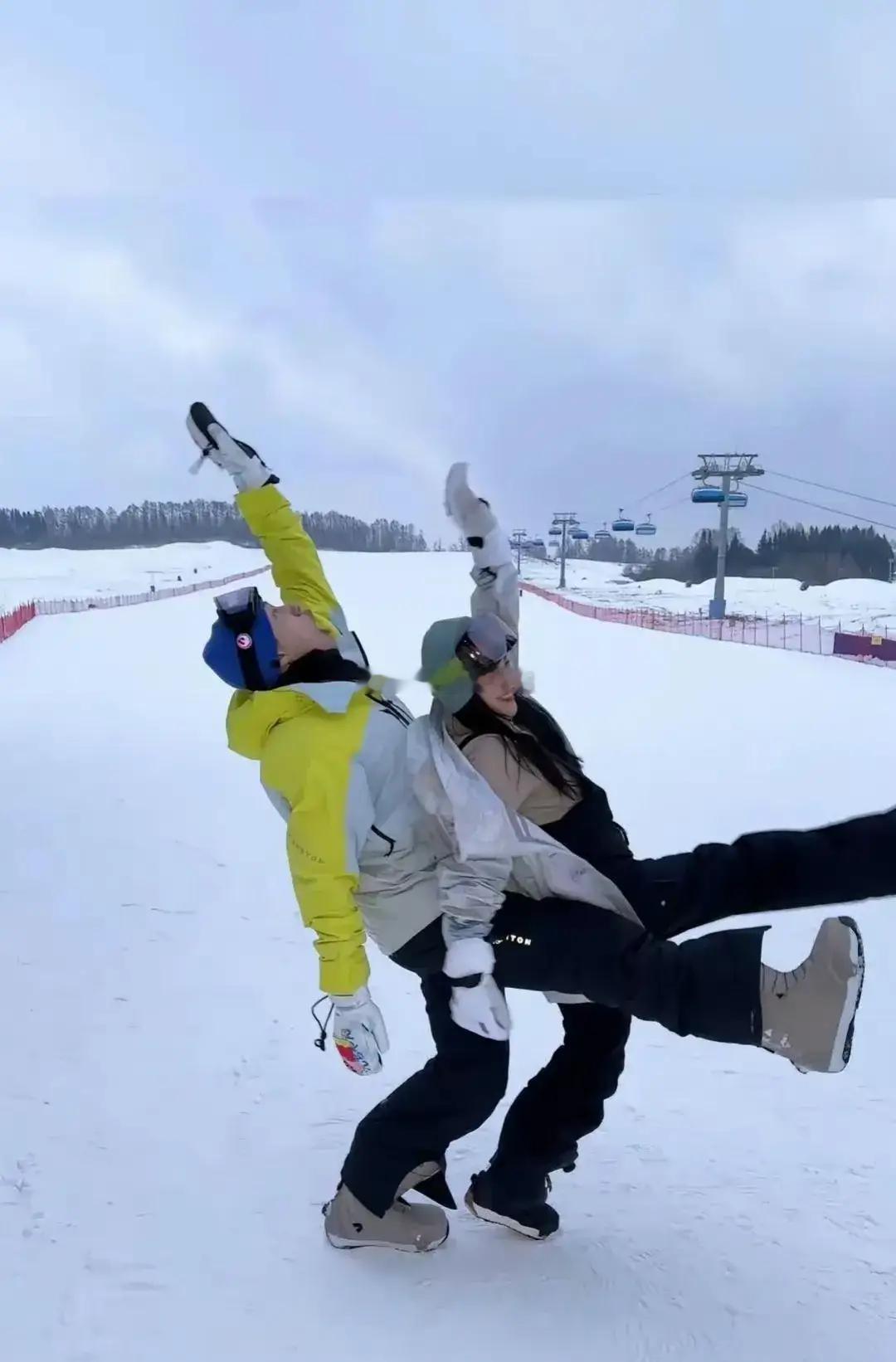 李嘉格和男友又双叒叕出发了！这对小情侣自从公开恋情后，完全开启了“旅行狂魔”模式