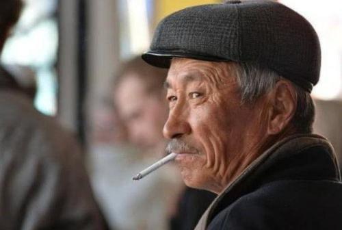 现在的人都戒烟戒酒是为了什么?现在的人戒烟戒酒主要是出于对健康的考量，吸烟和饮