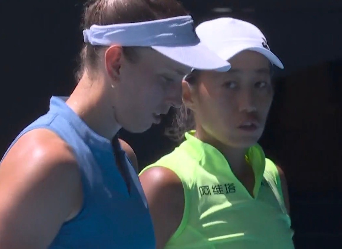 张帅/梅尔滕斯错失两个盘点，首盘进入抢七。张帅冲击澳网女双冠军张帅梅尔滕斯vs达